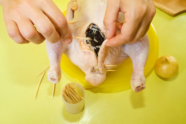 Cook sewing stuffed chicken — Stock Photo, Image