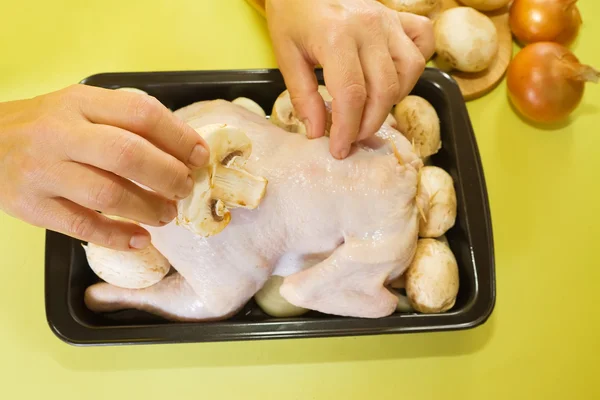 Les mains ajoutent des champignons au poulet — Photo