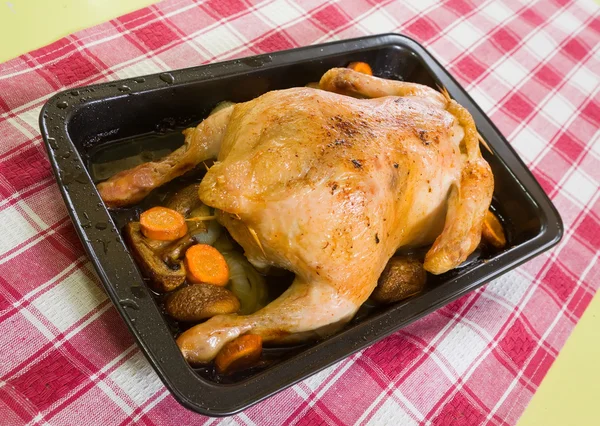 Stuffed chicken in roasting pan — Stock Photo, Image