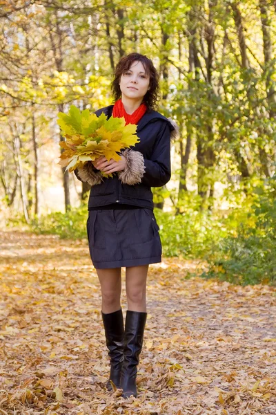 Ragazza con bouquet autunno — Foto Stock