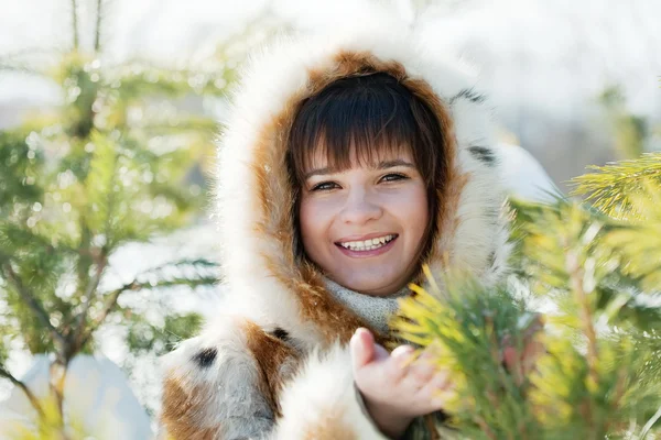冬の松林の中の女の子 — ストック写真