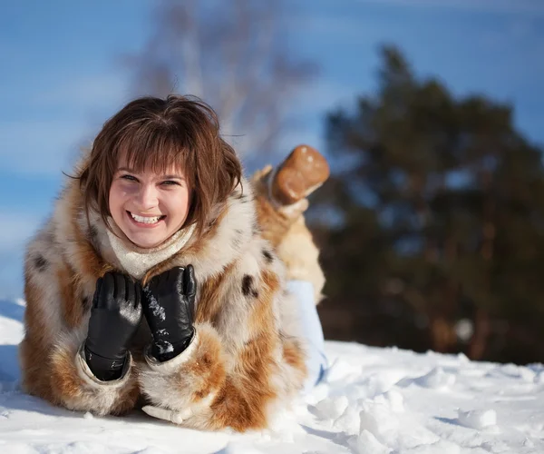 Mutlu kız kar üzerinde yalan — Stok fotoğraf