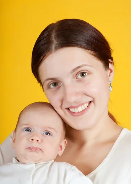 Šťastná matka se svou malou dcerou — Stock fotografie