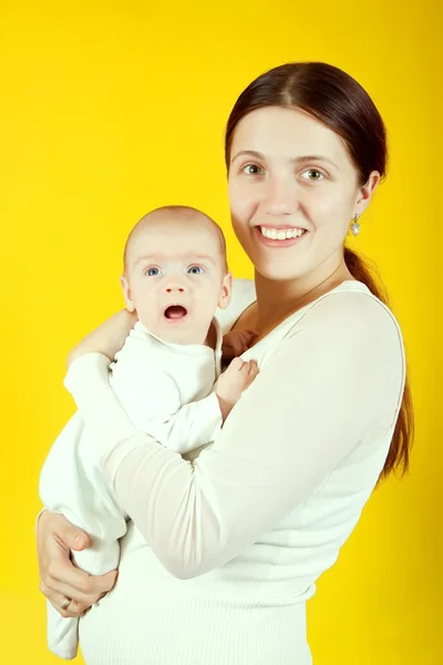 Gelukkig moeder met 2 maand baby — Stockfoto
