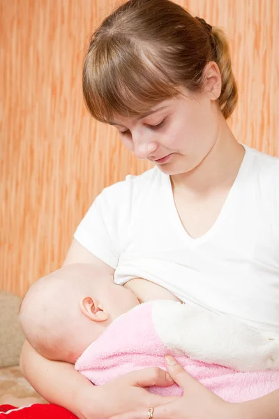 Mother breast feeding her baby — Stock Photo, Image