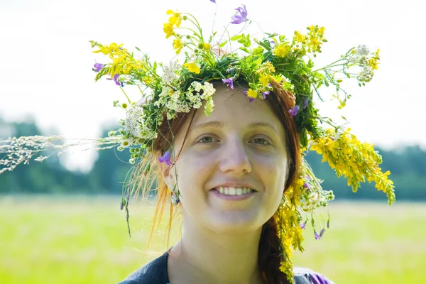 Retrato de menina em flores chaplet — Fotografia de Stock