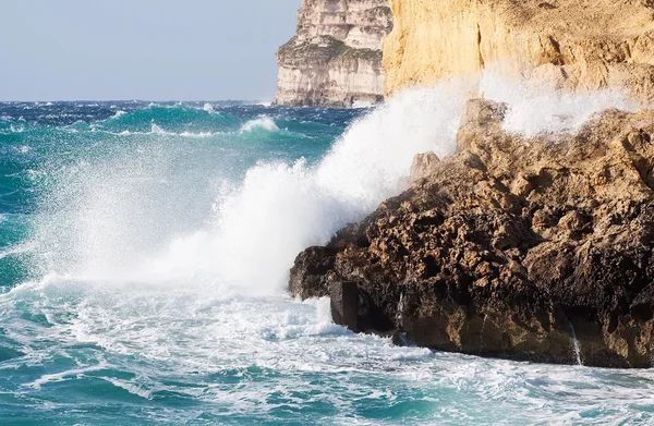 Stock image Sea wave breaking against cliff