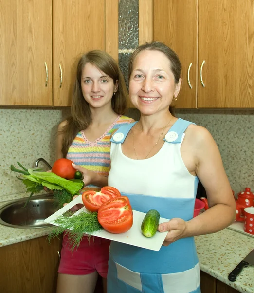 Семья на кухне — стоковое фото