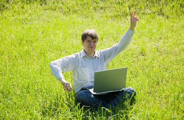 옥외에서 노트북 컴퓨터를 사용하는 사람 — 스톡 사진