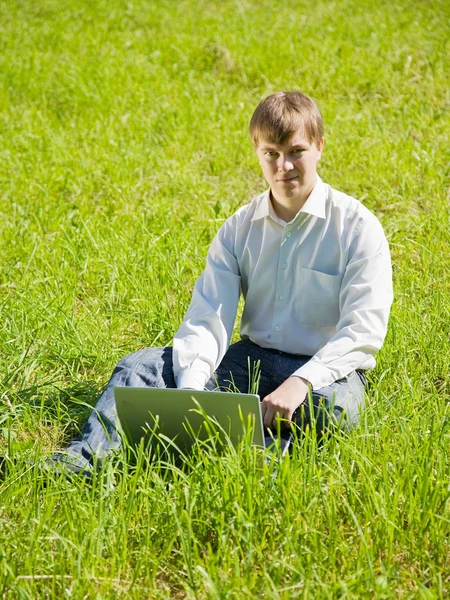 Affärsmän med laptop utomhus — Stockfoto
