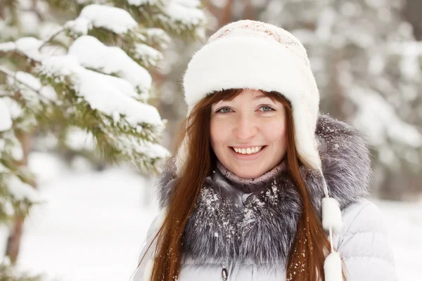 Mosolygó lány téli park — Stock Fotó