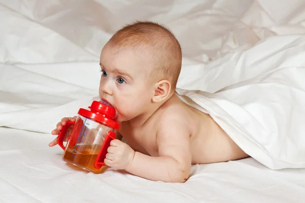 Meisje van de baby met sippy kop — Stockfoto