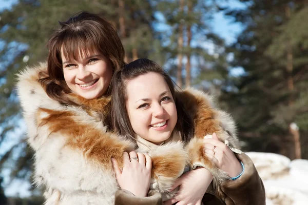 Счастливые женщины в зимней одежде — стоковое фото