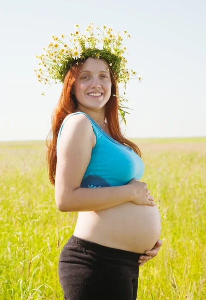 Kobieta w ciąży w letni dzień — Zdjęcie stockowe