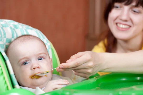 Mãe alimentação bebê de 6 meses — Fotografia de Stock