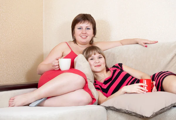 Mulheres se divertindo com xícaras de chá — Fotografia de Stock