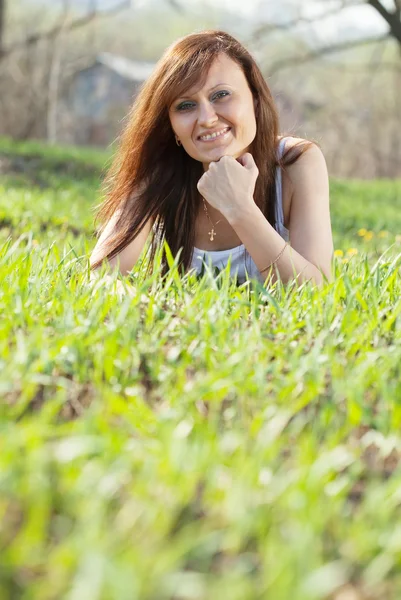 Жінка розслабляється в траві — стокове фото