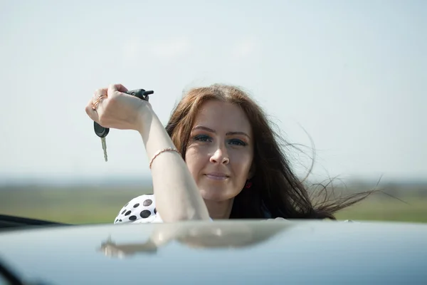 Woman holding keys to new car — Stock Photo, Image