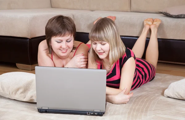 Flickor använder laptop i hem — Stockfoto