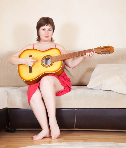 Woman with guitar in home — Stock Photo, Image