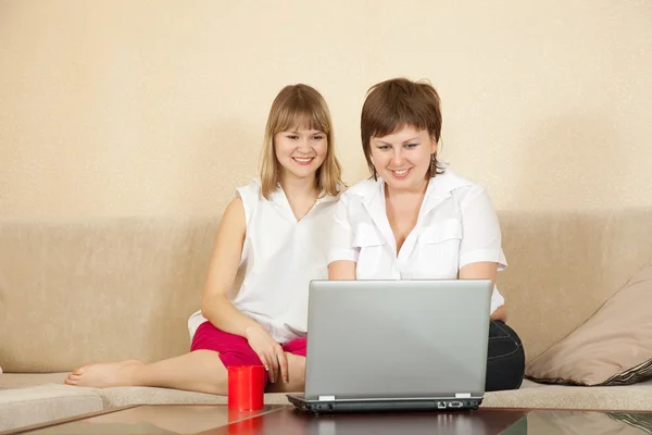 Счастливые женщины с ноутбуком — стоковое фото