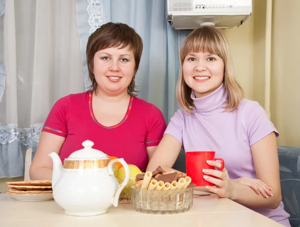 Girls drinking tea and gossiping in home — Stock Photo, Image