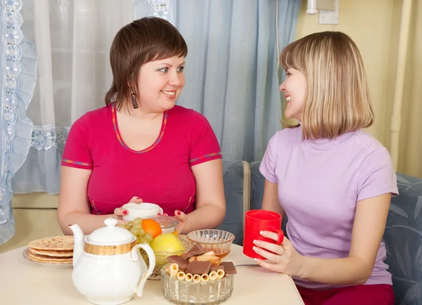 Two girls drinking tea and gossiping — Stock Photo, Image