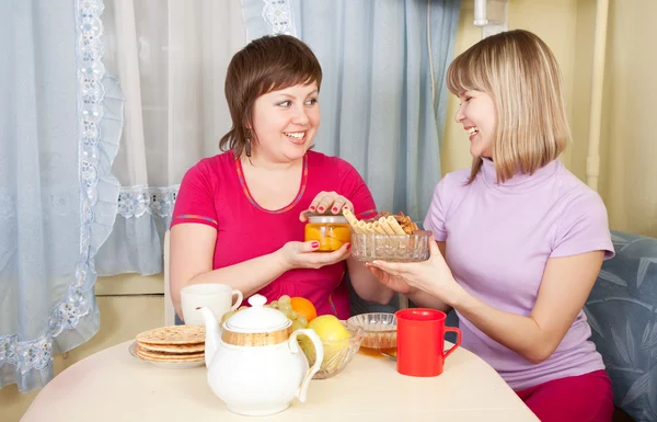 Девушки пьют чай с печеньем — стоковое фото