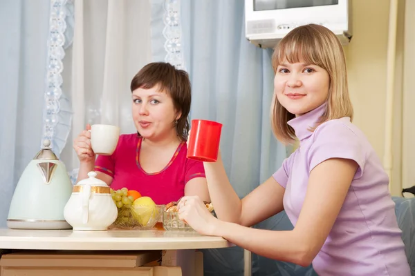 妇女在厨房喝茶 — 图库照片
