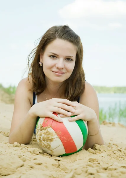 Спортивная девушка с волейболом — стоковое фото