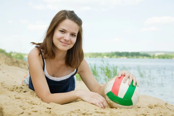 Dívka s volejbal na pláži s pískem — Stock fotografie