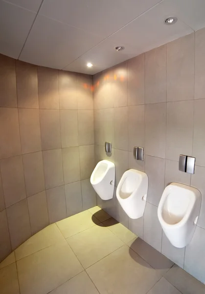 Urinoirs dans les toilettes — Photo