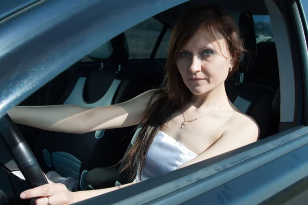 Kvinnan kör sin bil — Stockfoto