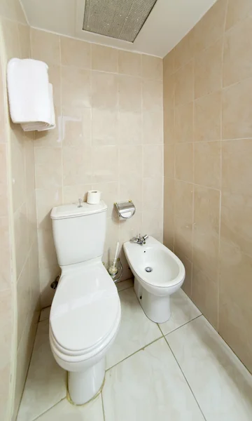 Toilettenschüssel und Bidet — Stockfoto