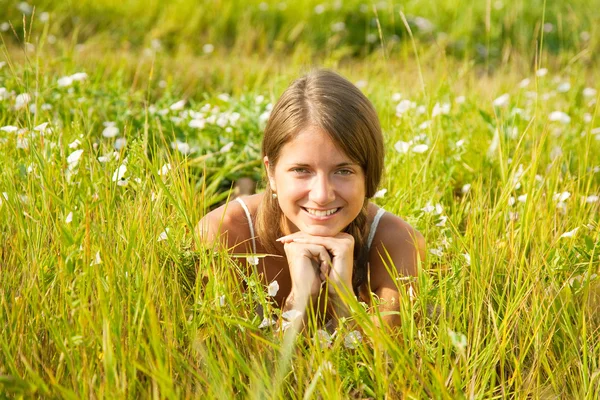 Chica acostada en el prado hierba —  Fotos de Stock