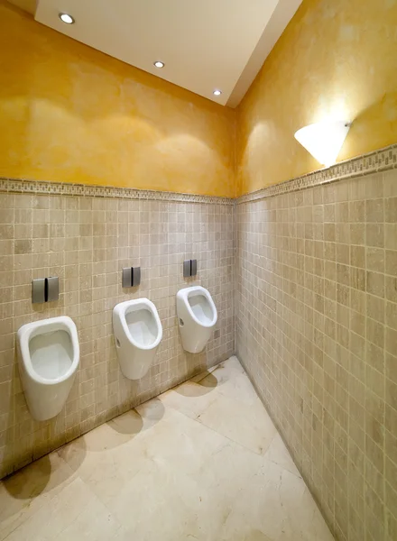 Urinoirs in toilet — Stockfoto