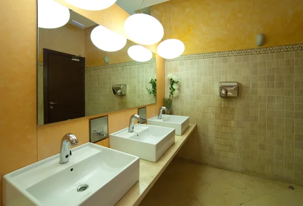 Туалет с несколькими раковинами — стоковое фото