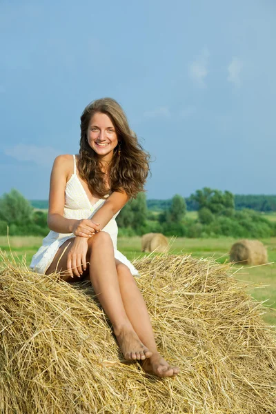 Деревенская девушка на свежем сене — стоковое фото