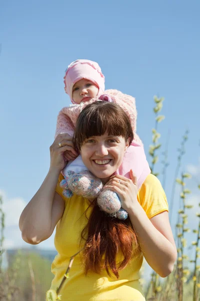 Mutter mit Baby-Mädchen im Frühling — Stockfoto