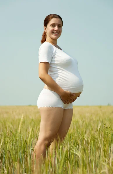 Im 8. Monat schwangere Frau — Stockfoto