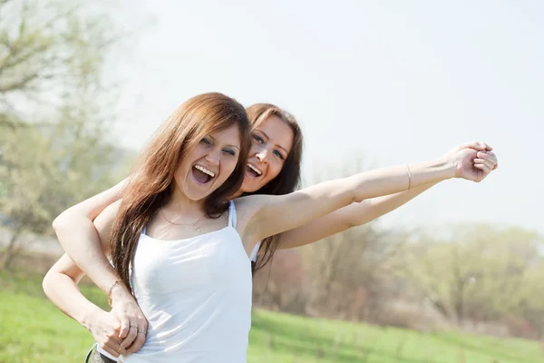 Duas mulheres felizes juntas — Fotografia de Stock