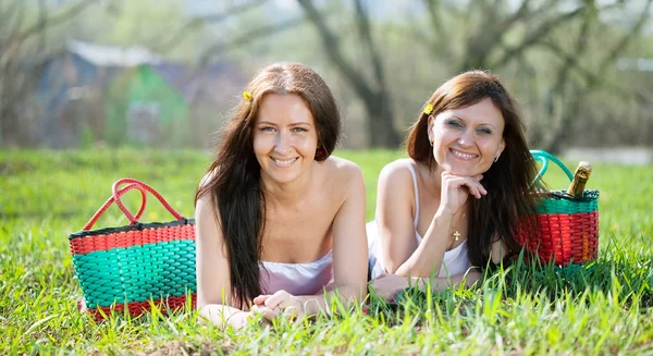 Счастливые женщины отдыхают в парке — стоковое фото