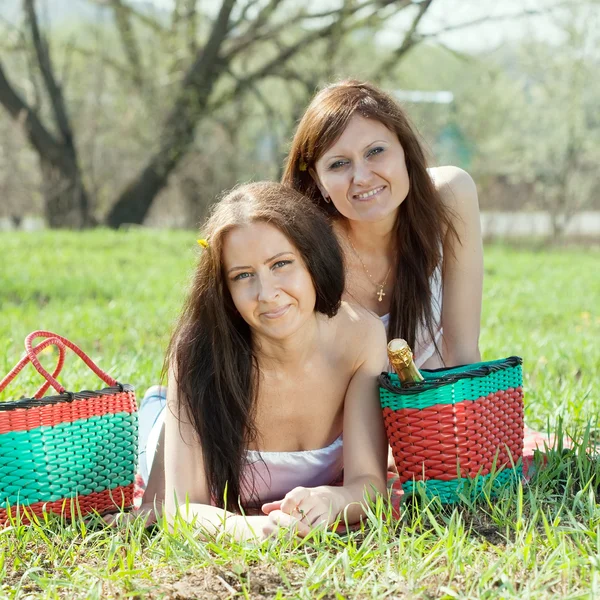Glada kvinnor avkopplande utomhus — Stockfoto