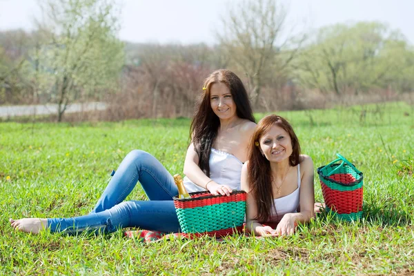 Девушки на зеленой траве — стоковое фото