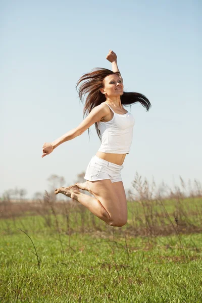 Прыгающая женщина среднего возраста — стоковое фото
