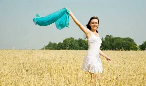 Femme en robe blanche au champ — Photo