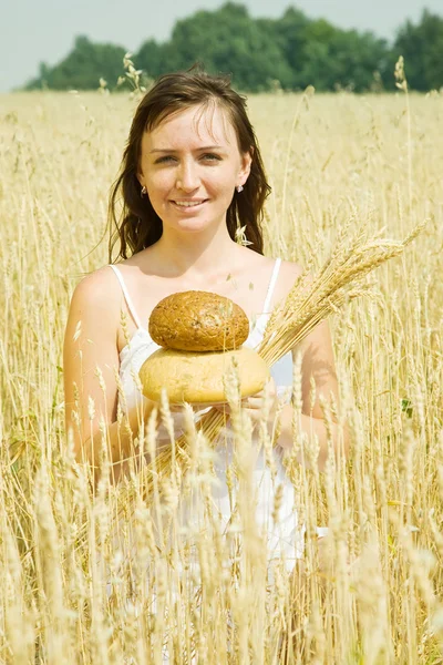Ragazza con pane — Foto Stock