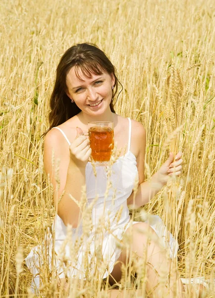 Lány a sör a gabona területen — Stock Fotó