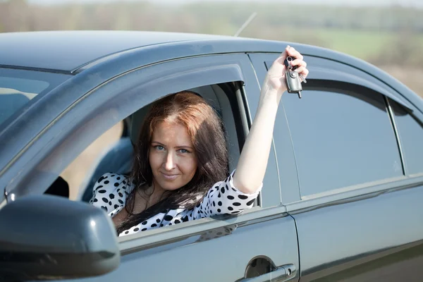 Woman holding keys to car — Stock Photo, Image