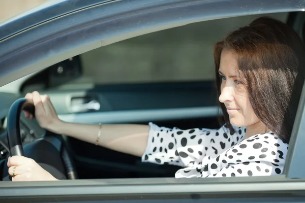 Mulher está dirigindo seu carro — Fotografia de Stock